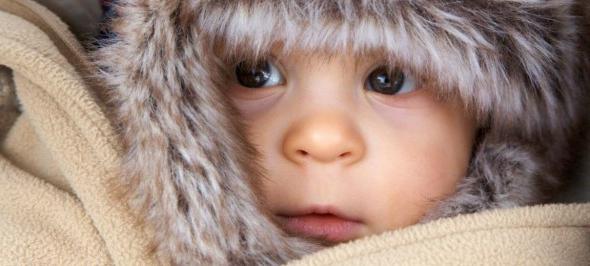 Cum se îmbracă un nou-născut în timpul iernii, astfel încât să nu fie frig?