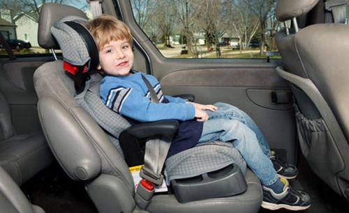 Este posibilă transportul în mașină a copiilor fără scaune pentru copii?
