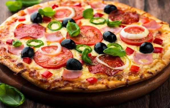 Pizza cu cârnați și brânză și roșii - este delicios!