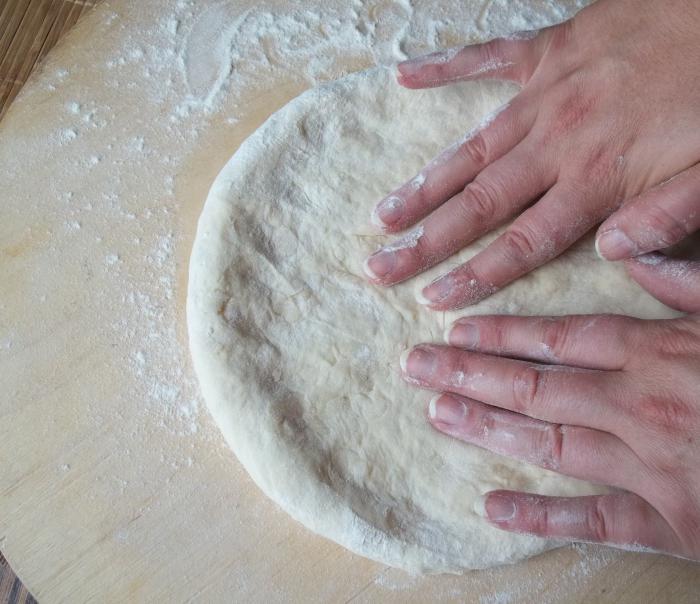 khachapuri cu brânză de vaci într-o tigaie 