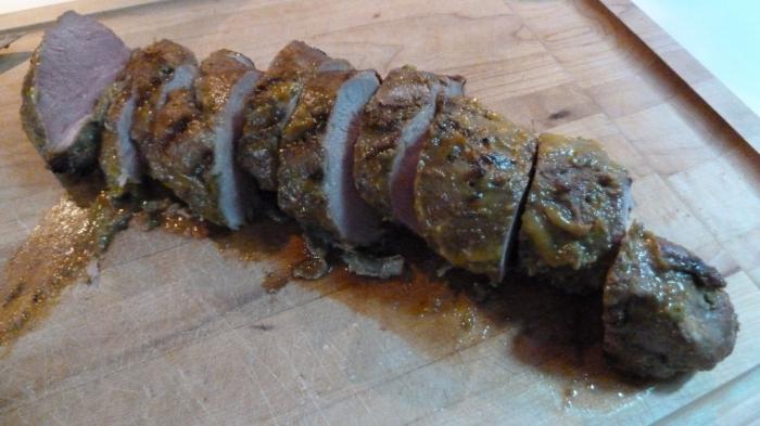 Shish kebab din carne de porc cu kiwi - farfurie originala din carne pe carne