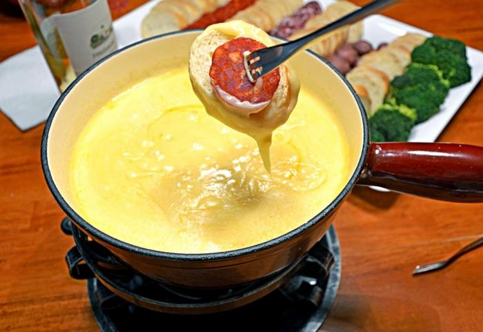 Melodia plăcută: fondue de brânză și ciocolată de fondue. Rețeta pentru gătit