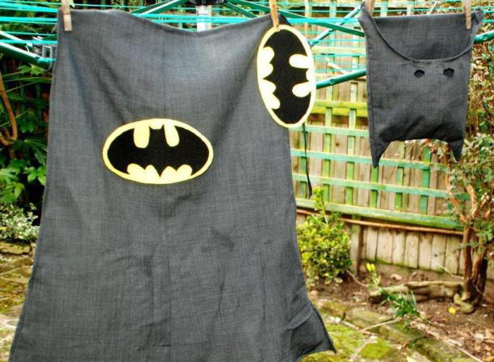 Costumul de Anul Nou al mâinilor proprii ale lui Batman 