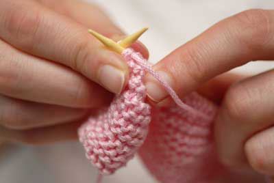 Ajutați în desemnarea de tricotat cu ace de tricotat
