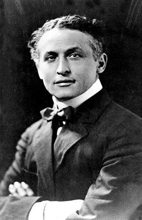 Celebrul iluzionist american Harry Houdini