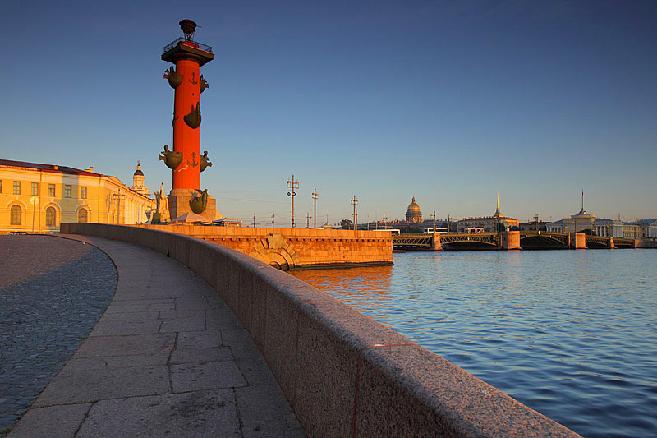 Obiective turistice din Sankt-Petersburg: coloane Rostral pe săgeata insulei Vasilyevsky