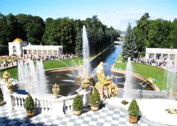 palatul de vară din Peterhof 