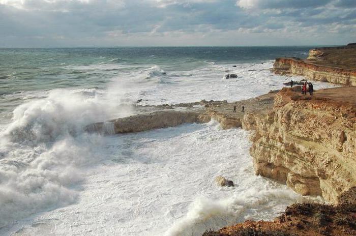 Plaja istorică cu apă cristalină: Blue Bay (Sevastopol)